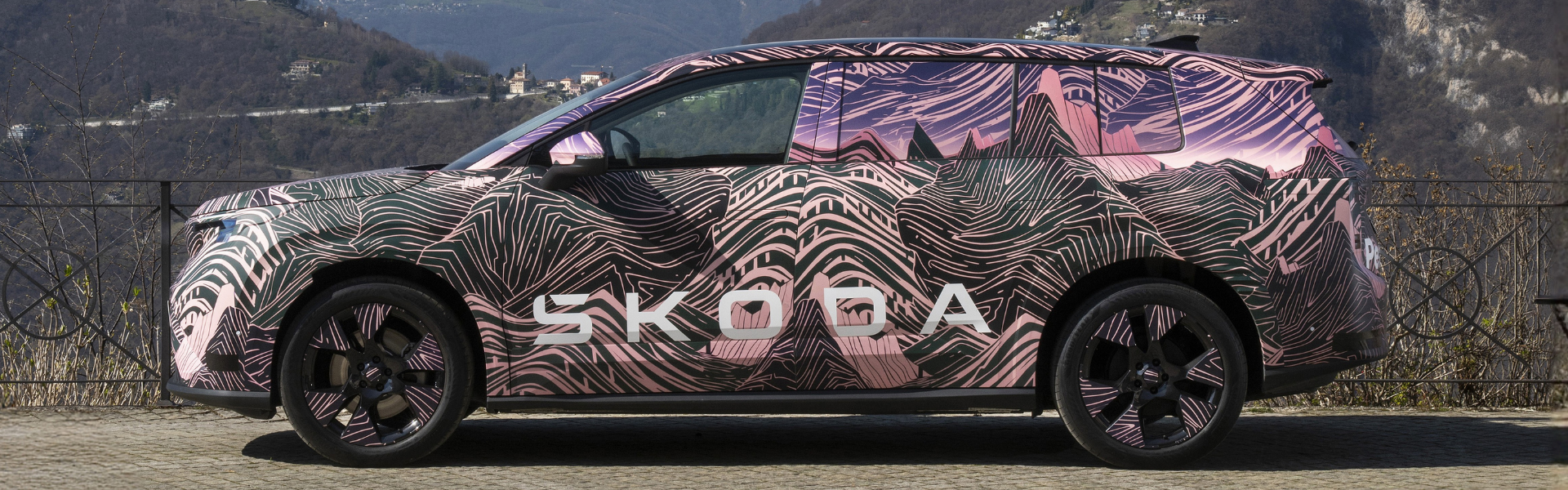 Ein rosa-schwarzer &Scaron;koda Peaq in der Seitenansicht