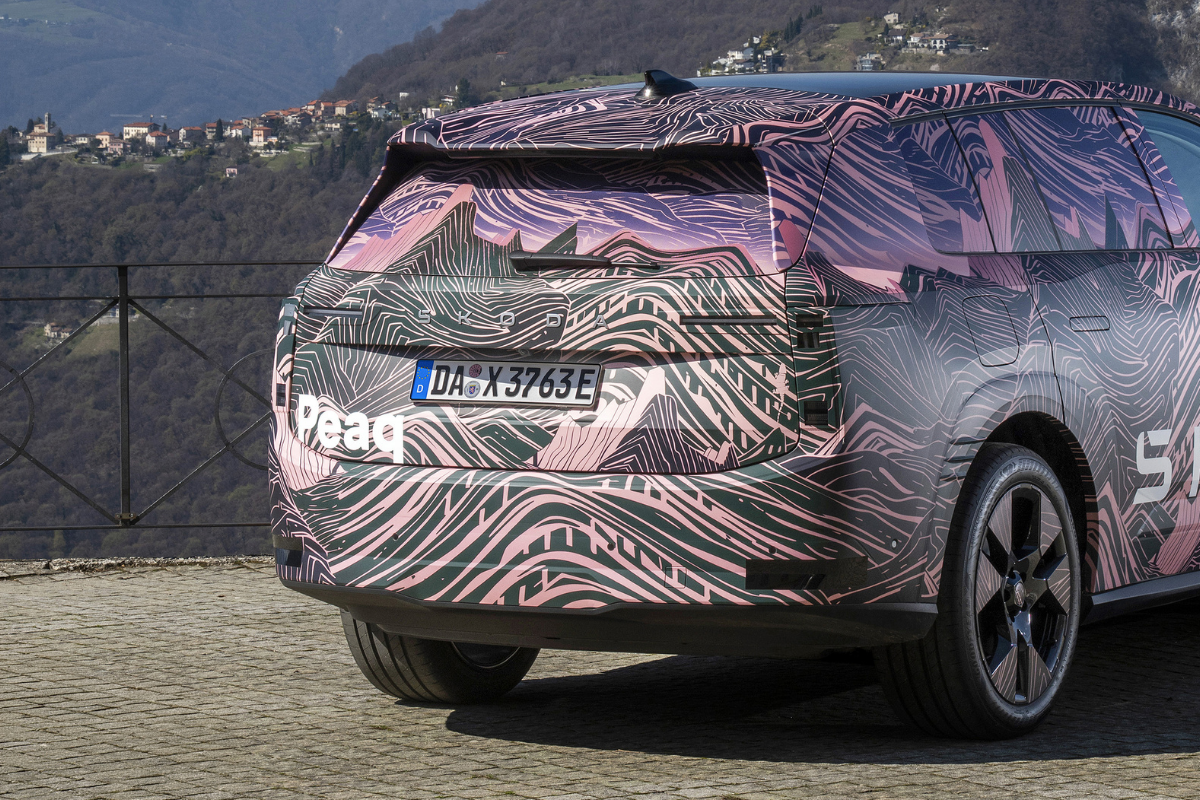 schr&auml;ge Heckansicht vom &Scaron;koda Peaq