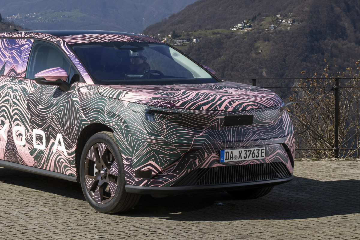 leicht schr&auml;ge Frontansicht des Skoda Peaq