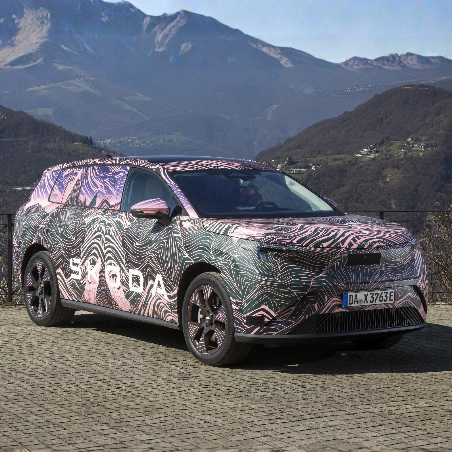 Ein bunter &Scaron;koda Peaq in der Seitenansicht